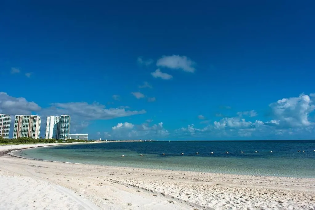 *Private Rooftop Pool* 5 Min Walk To Beach 5Bdr Villa Cancún
