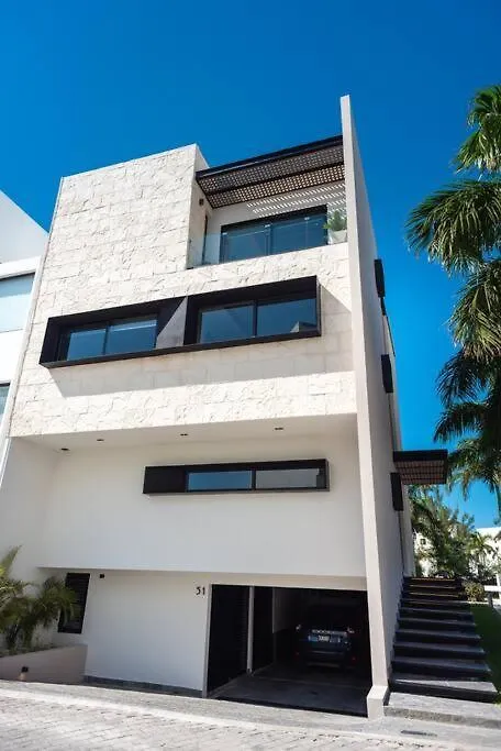 *Private Rooftop Pool* 5 Min Walk To Beach 5Bdr Villa Cancun
