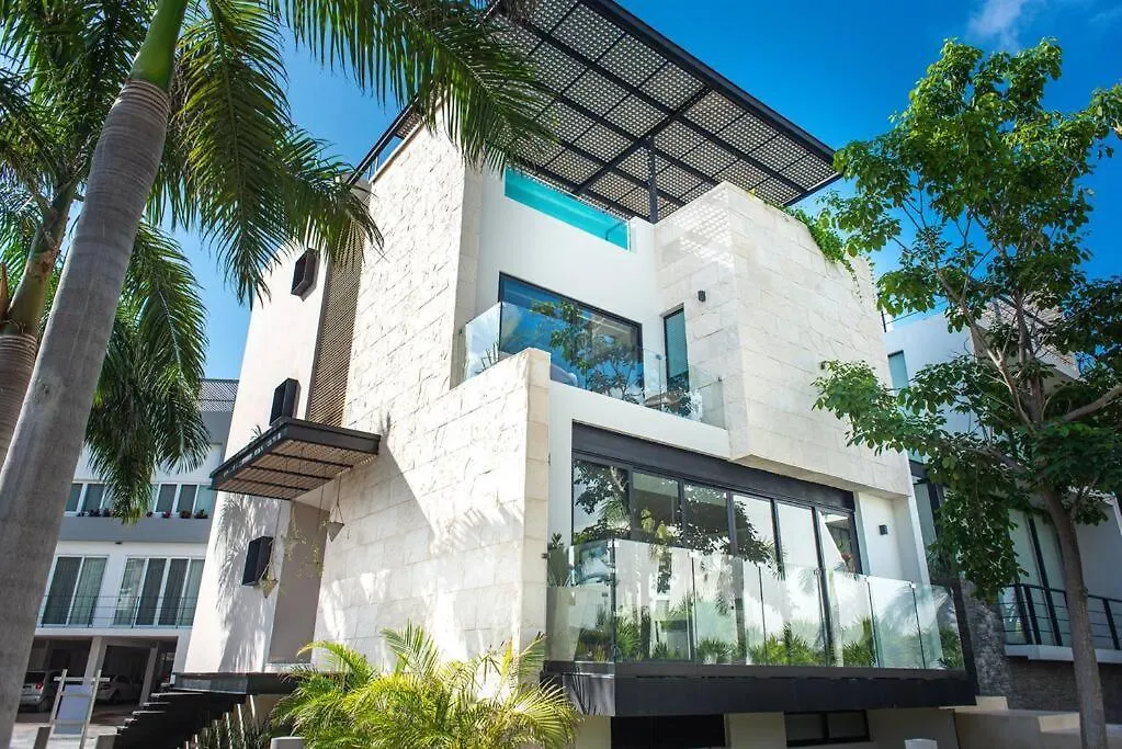 *Private Rooftop Pool* 5 Min Walk To Beach 5Bdr Villa Cancun
